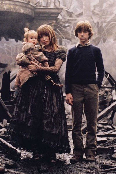 Emily Browning,
Liam Aiken,
Kara and Shelby Hoffman as the Baudelaire children.