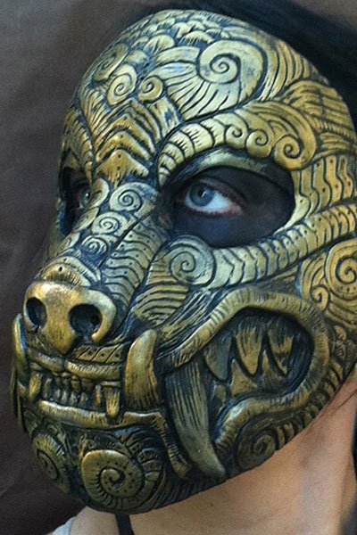 A golden wolf mask with delicate swirls.
