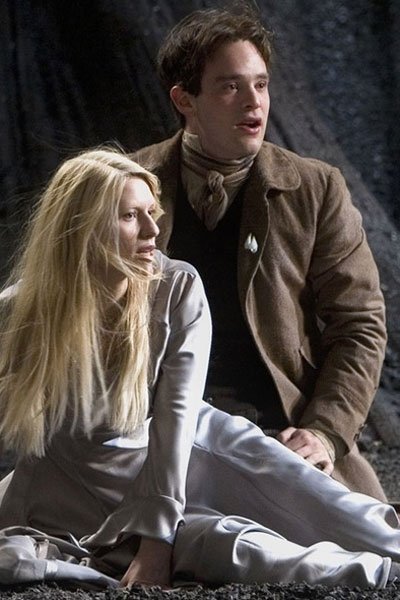 Claire Danes and Charlie Cox as Yvaine and Tristan, seated.