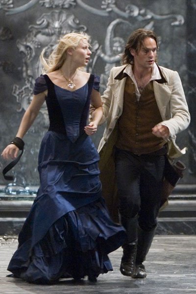 Claire Danes and Charlie Cox as Yvaine and Tristan, running.