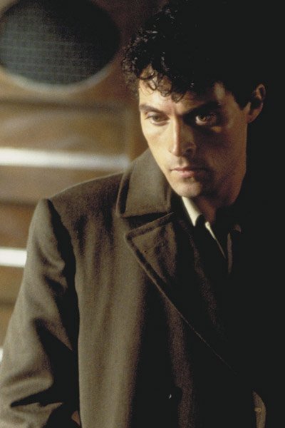 Rufus Sewell as John Murdoch in Dark City.