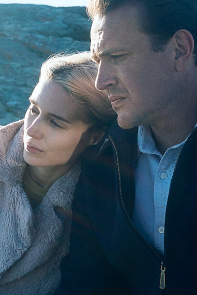 Rooney Mara resting her head on Jason Segel's shoulder at the beach, looking sad.