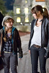Little Rock and Wichita (Abigail Breslin and Emma Stone) take a moment in Zombieland.